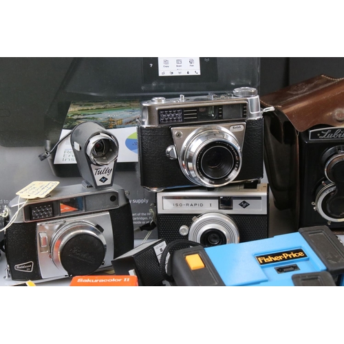 392 - A large collection of cameras to include Kodak, Lubitel and Agfa examples.