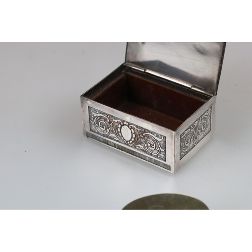 245 - A small collection of trinket boxes to include hammered brass and silver plated examples.