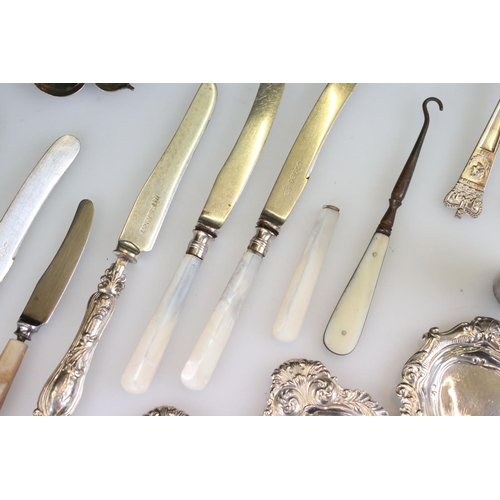 252 - A mixed collection of silver and silver plated items to include matchbox holder and cutlery..etc.