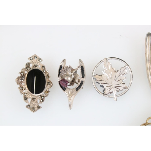 253 - A small collection of mainly vintage costume jewellery to include sterling silver brooches.