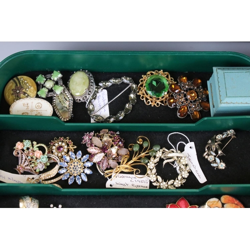 274 - A large collection of vintage and contemporary costume jewellery to include rings and brooches inclu... 