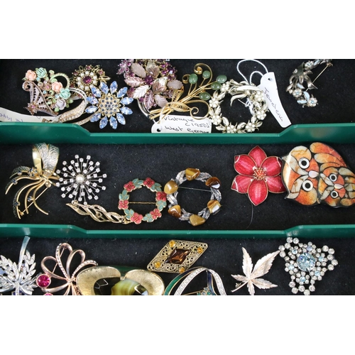 274 - A large collection of vintage and contemporary costume jewellery to include rings and brooches inclu... 