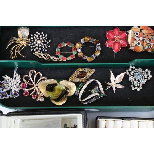 274 - A large collection of vintage and contemporary costume jewellery to include rings and brooches inclu... 