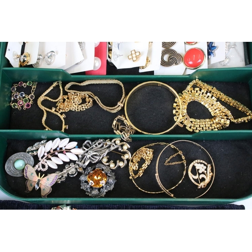 274 - A large collection of vintage and contemporary costume jewellery to include rings and brooches inclu... 