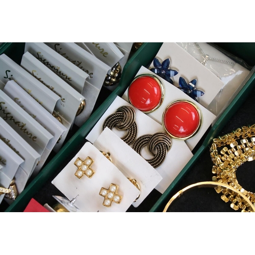 274 - A large collection of vintage and contemporary costume jewellery to include rings and brooches inclu... 