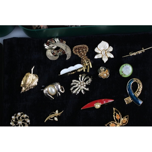 274 - A large collection of vintage and contemporary costume jewellery to include rings and brooches inclu... 