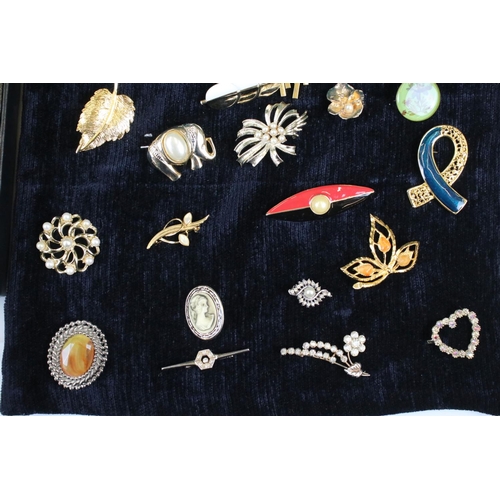 274 - A large collection of vintage and contemporary costume jewellery to include rings and brooches inclu... 