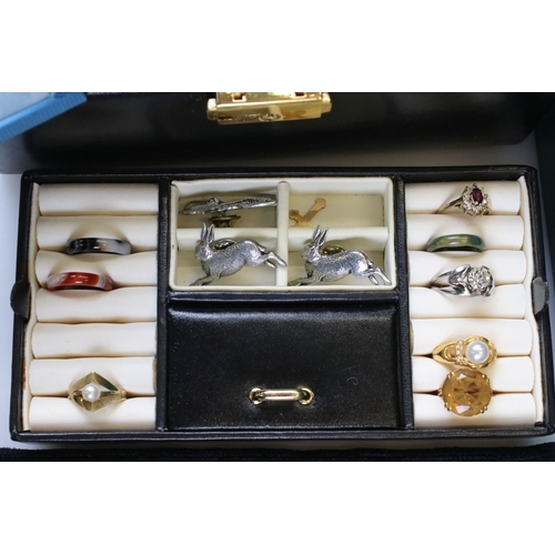 274 - A large collection of vintage and contemporary costume jewellery to include rings and brooches inclu... 