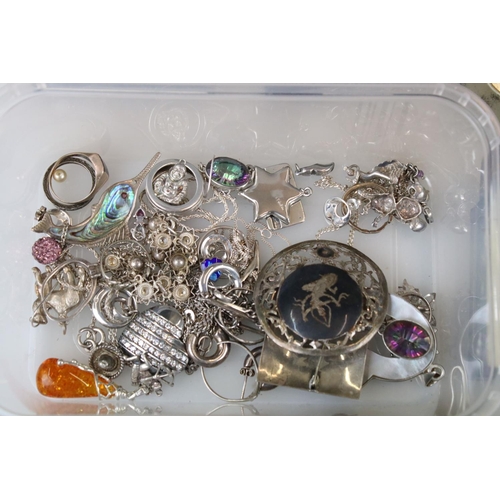 284 - A collection of mainly sterling silver jewellery to include Victorian, vintage and contemporary exam... 