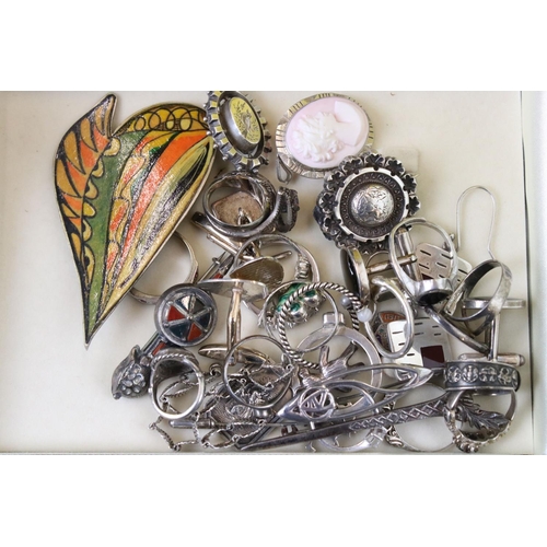 284 - A collection of mainly sterling silver jewellery to include Victorian, vintage and contemporary exam... 