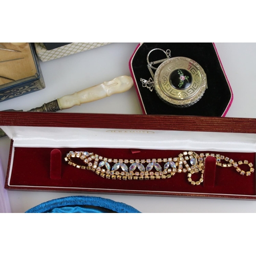 289 - A group of mixed collectables to include vintage costume jewellery, powder compact, hat pins and sew... 