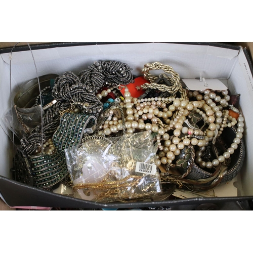 295 - Large collection of assorted fashion and costume jewellery etc