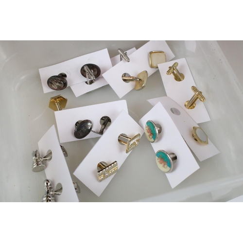 302 - A collection of fifteen pairs of gents cufflinks.