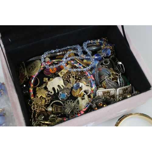 314 - Quantity of costume jewellery in a cushioned jewellery box, to include earrings, brooches etc