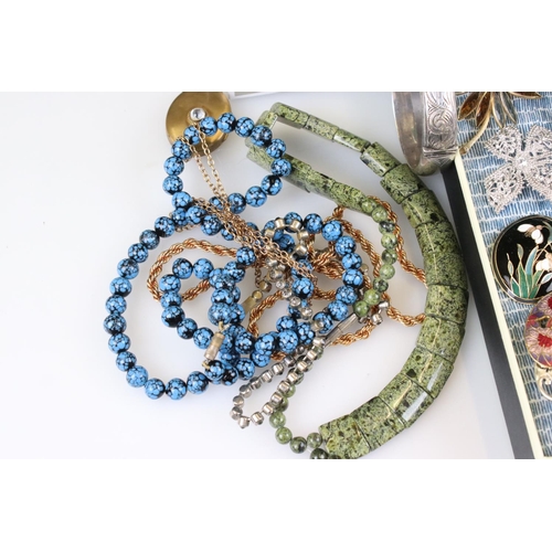 324 - A collection of vintage and contemporary costume jewellery to include a good collection of brooches ... 