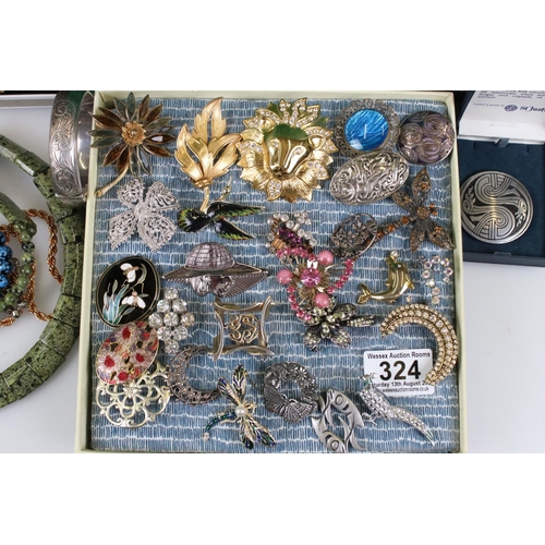 324 - A collection of vintage and contemporary costume jewellery to include a good collection of brooches ... 