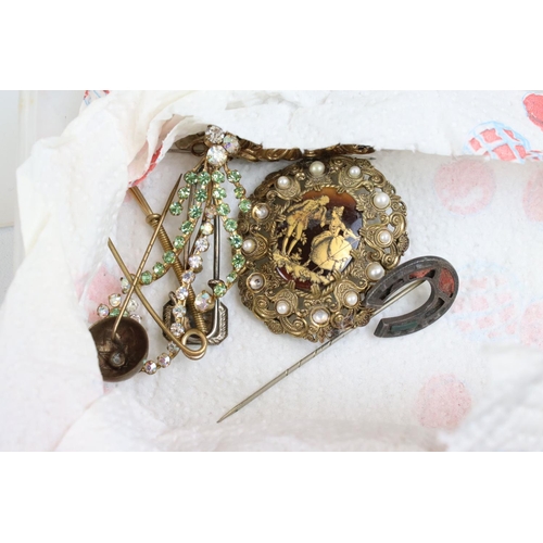 329 - A collection of mixed vintage and contemporary costume jewellery together with a fully hallmarked st... 