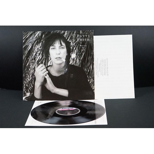 657 - Vinyl - Punk / New Wave - 8 USA Female vocalists UK / EU pressing albums, to include: Patti Smith - ... 