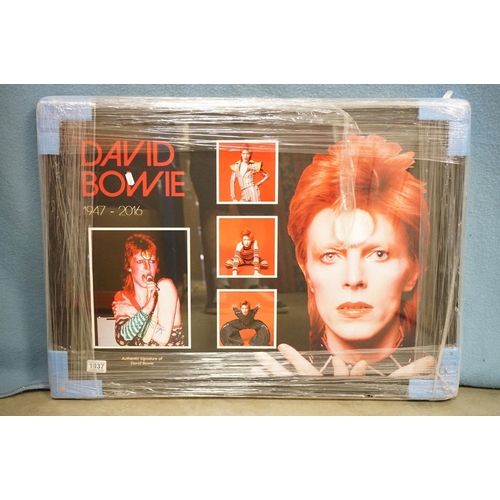 1037 - Memorabilia / Autograph - Framed and glazed display featuring a signed David Bowie picture.  Frame m... 