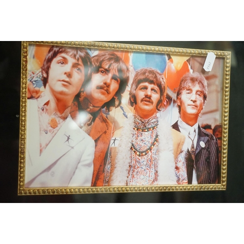 1044 - Memorabilia - Framed & glazed Beatles display featuring a piece of card bearing signatures John Lenn... 