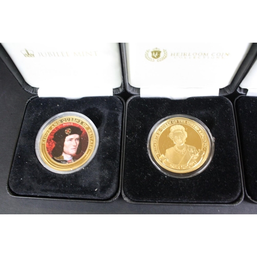 213 - A collection of mixed commemorative and collectors coin sets to include The 1947 Royal Wedding prest... 