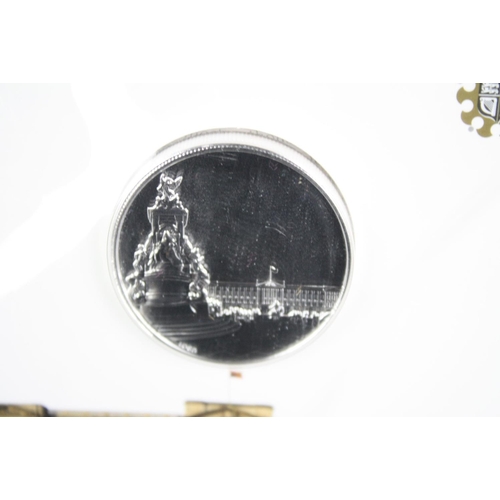 110 - A Royal Mint Buckingham Palace 2015 UK £100 fine silver coin in uncirculated collectors pack.