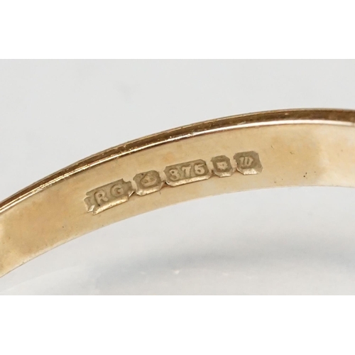 107 - Three 9ct yellow gold dress rings, comprising a diamond three tier cluster ring, ring size P½; a pea... 