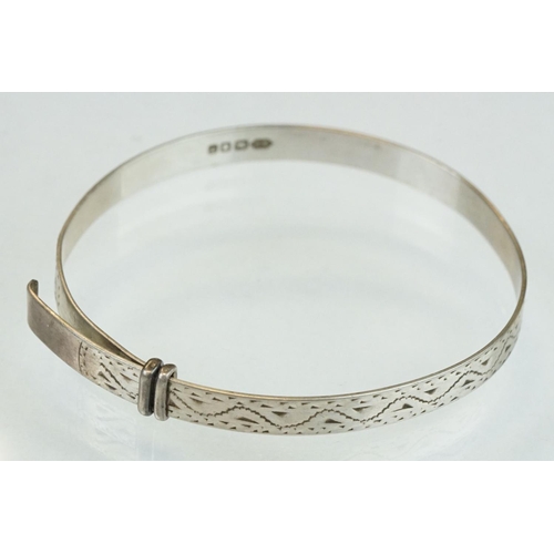 302 - Silver hinged bangle, engraved foliate decoration, tongue and box clasp, width approx 2cm, hallmarke... 