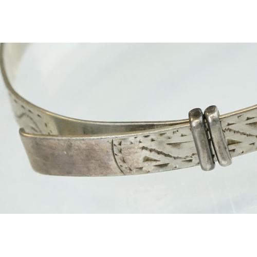 302 - Silver hinged bangle, engraved foliate decoration, tongue and box clasp, width approx 2cm, hallmarke... 