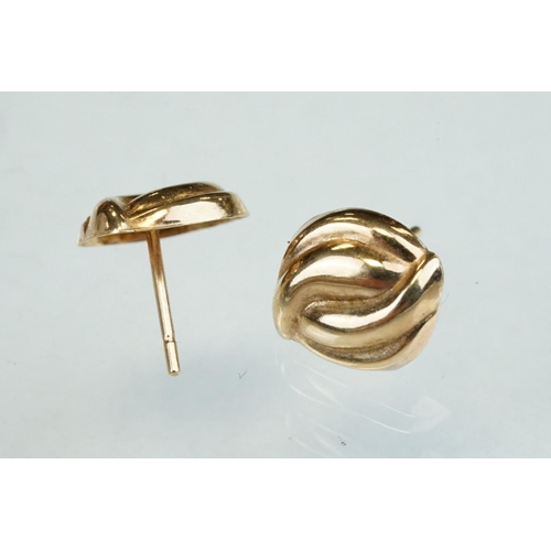 311 - Small collection of 9ct gold jewellery to include earrings and ring together with a pair of yellow m... 