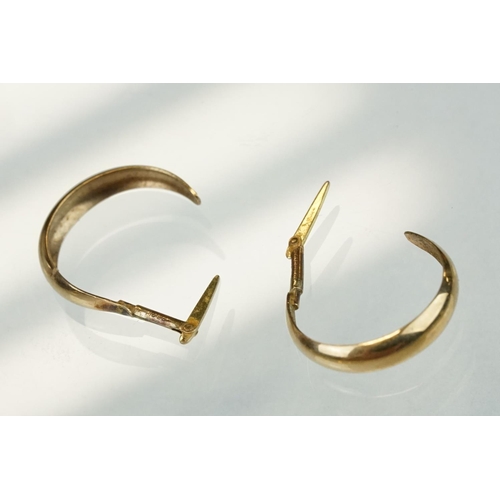 311 - Small collection of 9ct gold jewellery to include earrings and ring together with a pair of yellow m... 