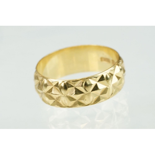 316 - 18ct yellow gold, faceted lozenge decoration in relief, width approx 6mm, ring size M