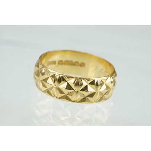 316 - 18ct yellow gold, faceted lozenge decoration in relief, width approx 6mm, ring size M