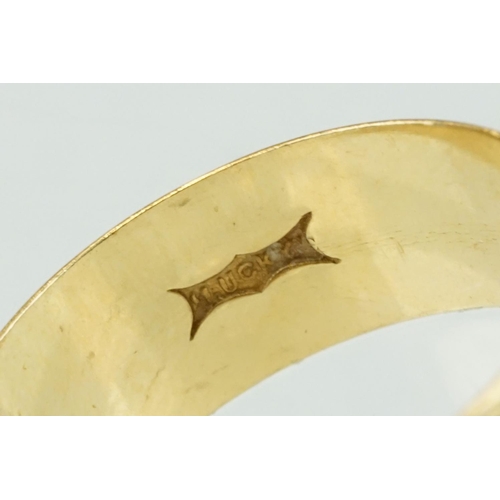 316 - 18ct yellow gold, faceted lozenge decoration in relief, width approx 6mm, ring size M