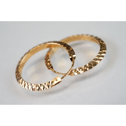 322 - Pair of 18ct yellow gold hoop earrings, textured lozenge decoration, length approx 18mm; together wi... 