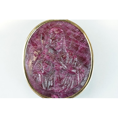 339 - Ruby 9ct yellow gold cameo pendant, the carved ruby depicting Jesus, rubover setting, length approx ... 