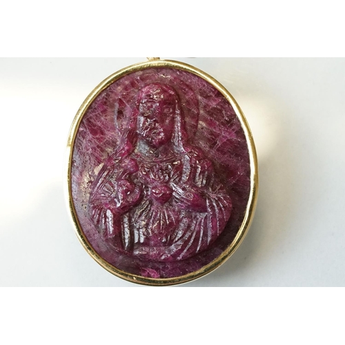 339 - Ruby 9ct yellow gold cameo pendant, the carved ruby depicting Jesus, rubover setting, length approx ... 