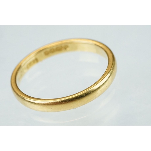 138 - 22ct yellow gold wedding band, width approx 2.5mm, ring size M