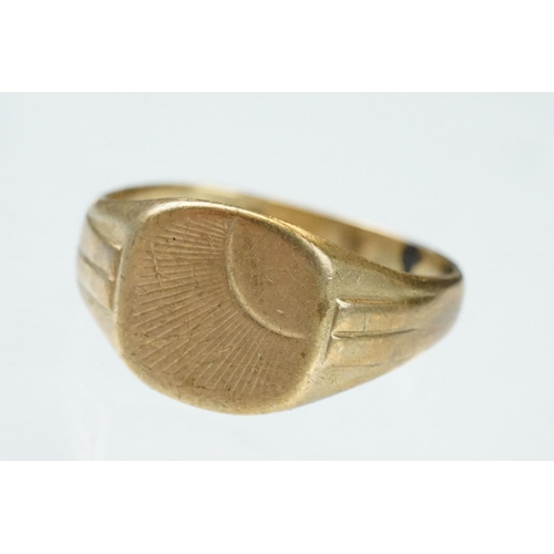 143 - 9ct yellow gold Gents signet ring, engraved sunburst decoration, head dimensions approx 12mm x 12mm,... 