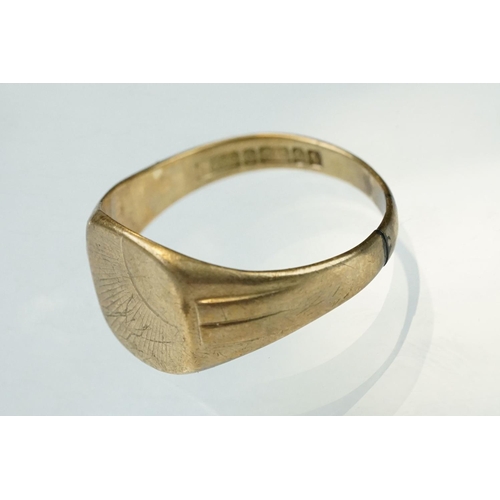 143 - 9ct yellow gold Gents signet ring, engraved sunburst decoration, head dimensions approx 12mm x 12mm,... 