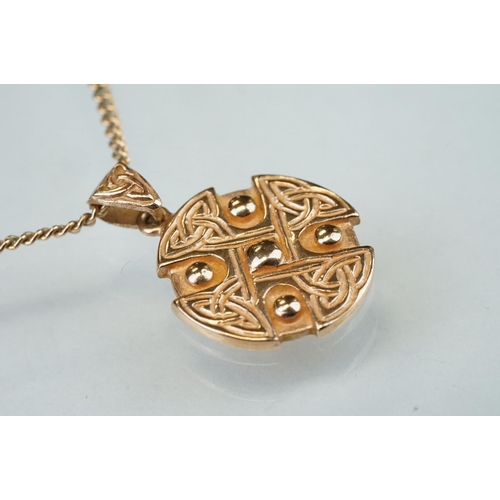 146 - Welsh 9ct rose gold Celtic pendant necklace, Celtic design in relief, diameter approx 15mm, curb lin... 