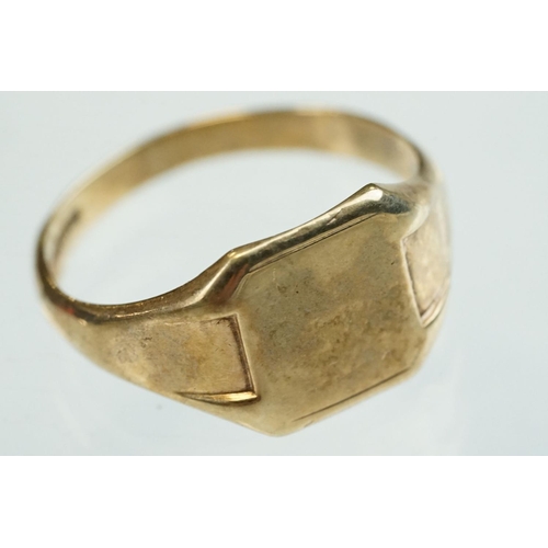 186 - 9ct yellow gold signet ring, plain polished octagonal head, dimensions approx 10.5mm x 9mm, ring siz... 