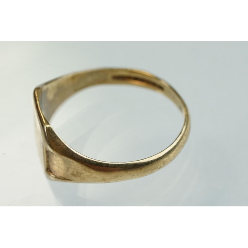 186 - 9ct yellow gold signet ring, plain polished octagonal head, dimensions approx 10.5mm x 9mm, ring siz... 