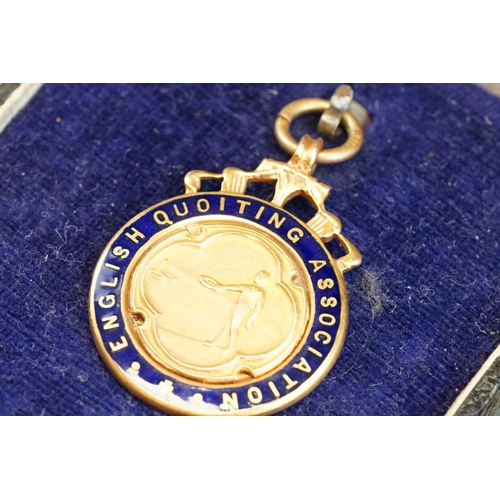 188 - English Quoiting Association enamelled 9ct yellow gold medallion, engraved W.C.W 1928 verso, diamete... 