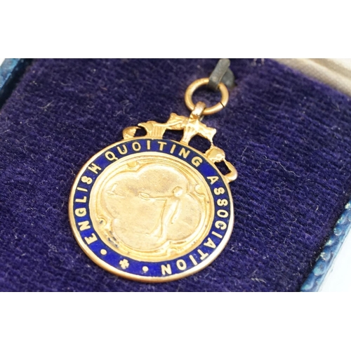 188 - English Quoiting Association enamelled 9ct yellow gold medallion, engraved W.C.W 1928 verso, diamete... 