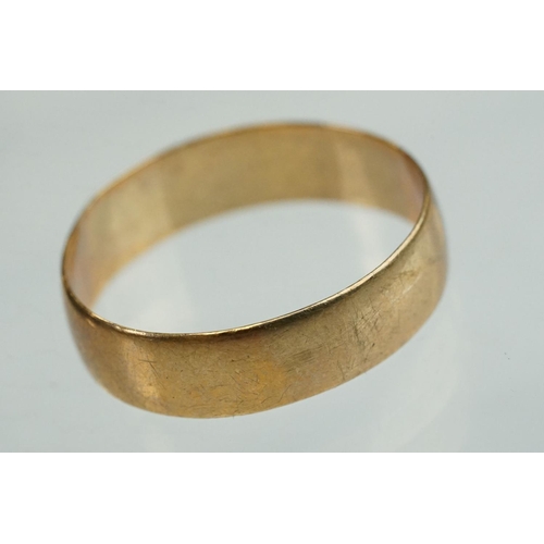 191 - 9ct gold gents wedding band, plain polished, width approx 5.5mm, ring size V; 9ct rose gold signet r... 