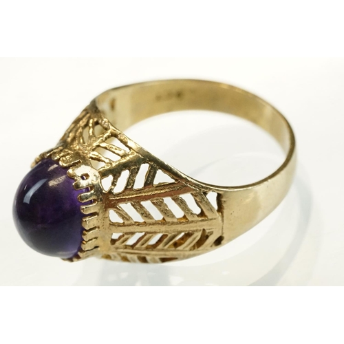 202 - Amethyst 9ct yellow gold ring, the oval cabochon cut amethyst measuring approx 10mm x 8mm, claw coll... 