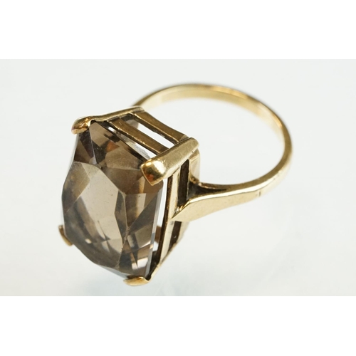 204 - Smoky quartz 9ct yellow gold ring, the oval mixed cut smoky quartz measuring approx 14mm x 6mm, rubo... 