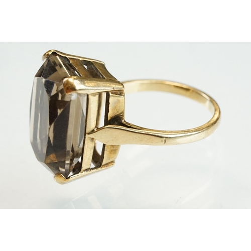 204 - Smoky quartz 9ct yellow gold ring, the oval mixed cut smoky quartz measuring approx 14mm x 6mm, rubo... 