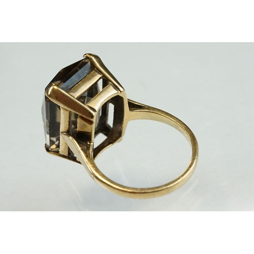 204 - Smoky quartz 9ct yellow gold ring, the oval mixed cut smoky quartz measuring approx 14mm x 6mm, rubo... 